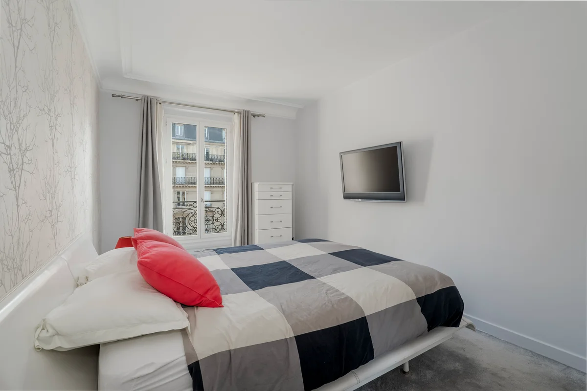 Third view of the comfortable bed at Casa Cribs highlighting the refined details and cozy atmosphere.
