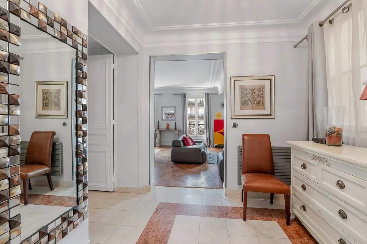 Welcoming entryway at Casa Cribs with refined Parisian elegance.