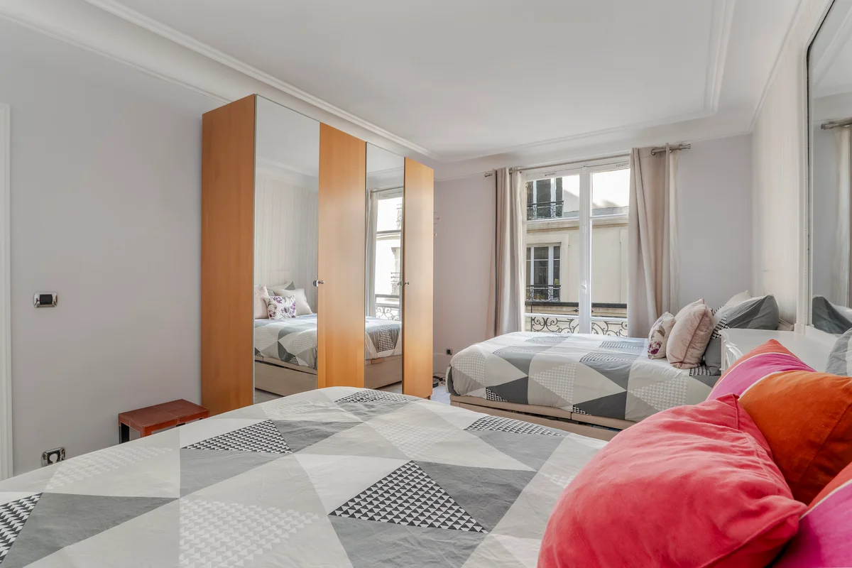 Third view of the bright twin bedroom at Casa Cribs, perfect for families or guests.