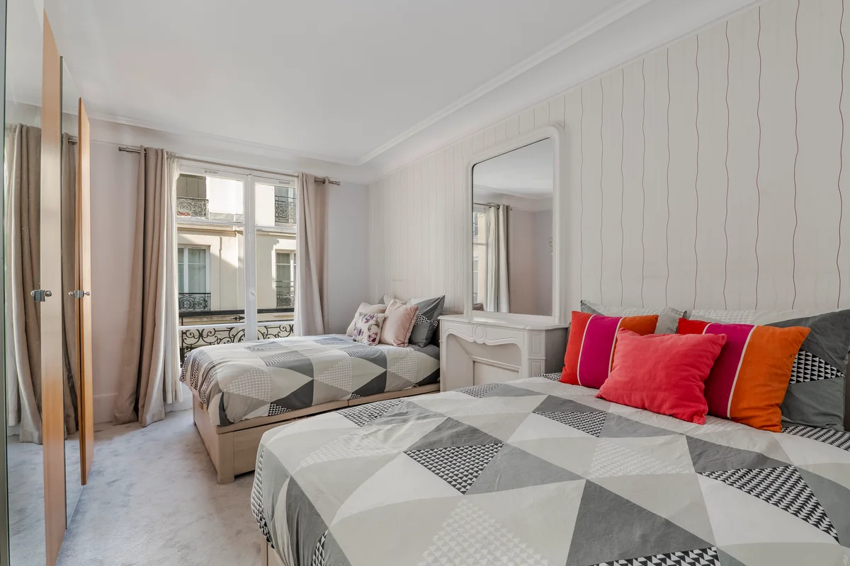 Twin bedroom at Casa Cribs with two comfortable beds and a bright, airy feel.