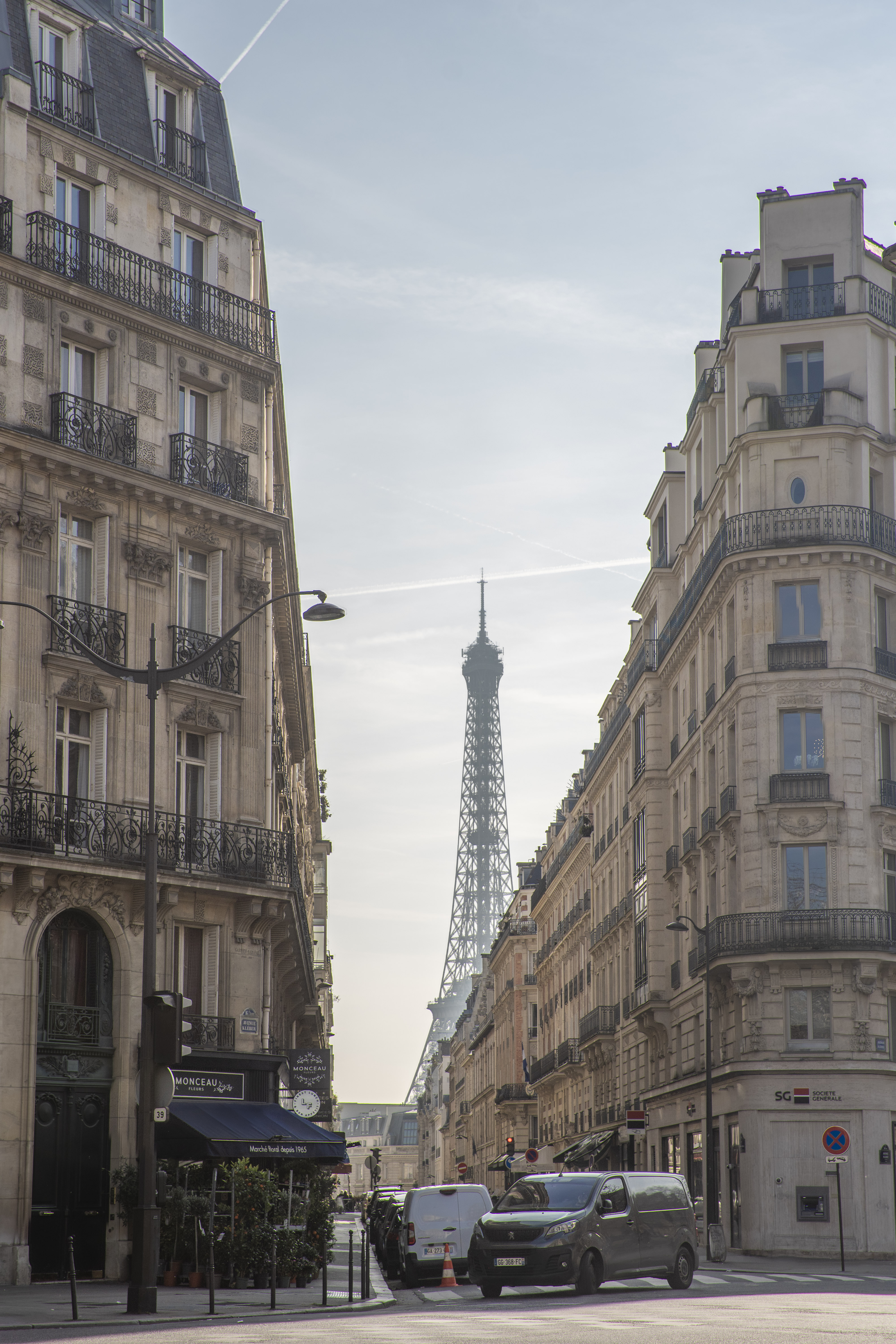 Iconic view of the Eiffel Tower from Casa Cribs highlighting the prime Parisian location.