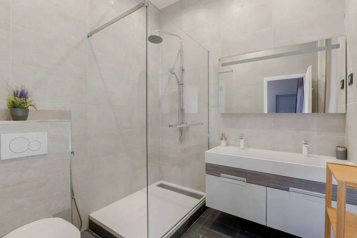 	Modern bathroom at Casa Cribs featuring sleek finishes and a spa-like atmosphere.