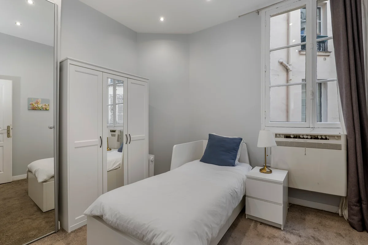 Cozy single bedroom at Casa Cribs ideal for children or guests.