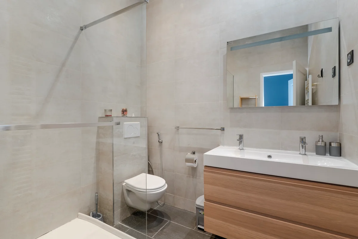 	Another view of the elegant bathroom at Casa Cribs with marble details and modern amenities.