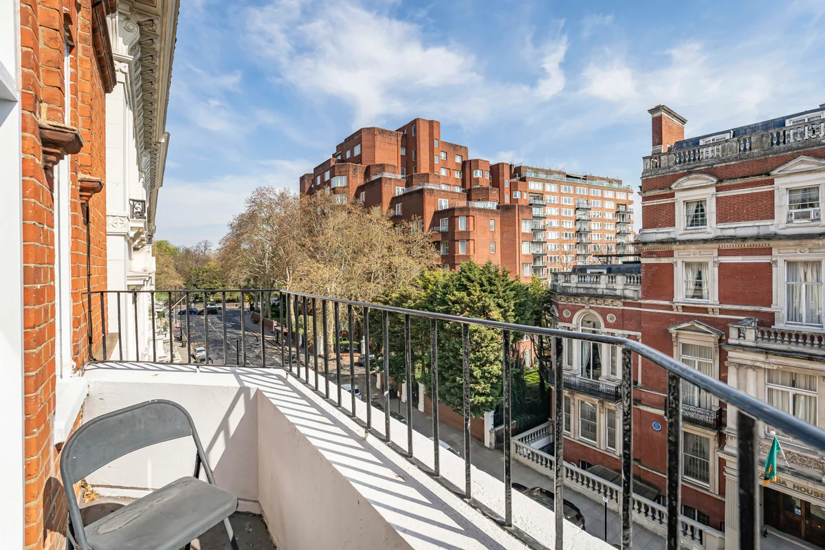 Private balcony at Casa Cribs with direct views of Hyde Park’s lush greenery.