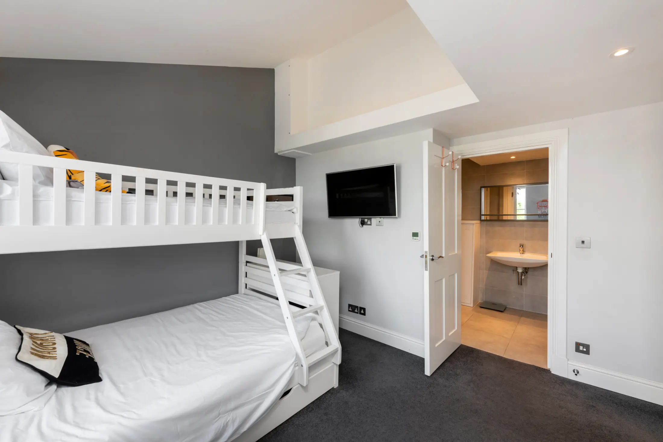Bedroom at Casa Cribs featuring comfortable bunk beds for children or guests.