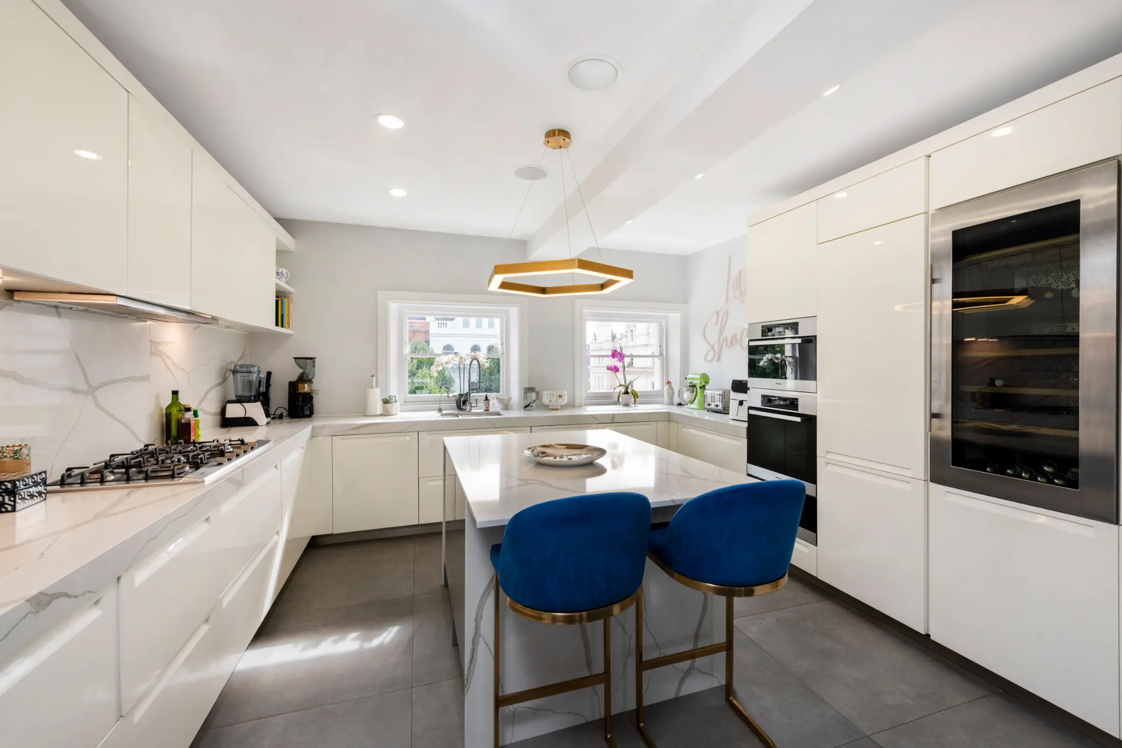 Elevated kitchen table at Casa Cribs perfect for casual dining and social gatherings.