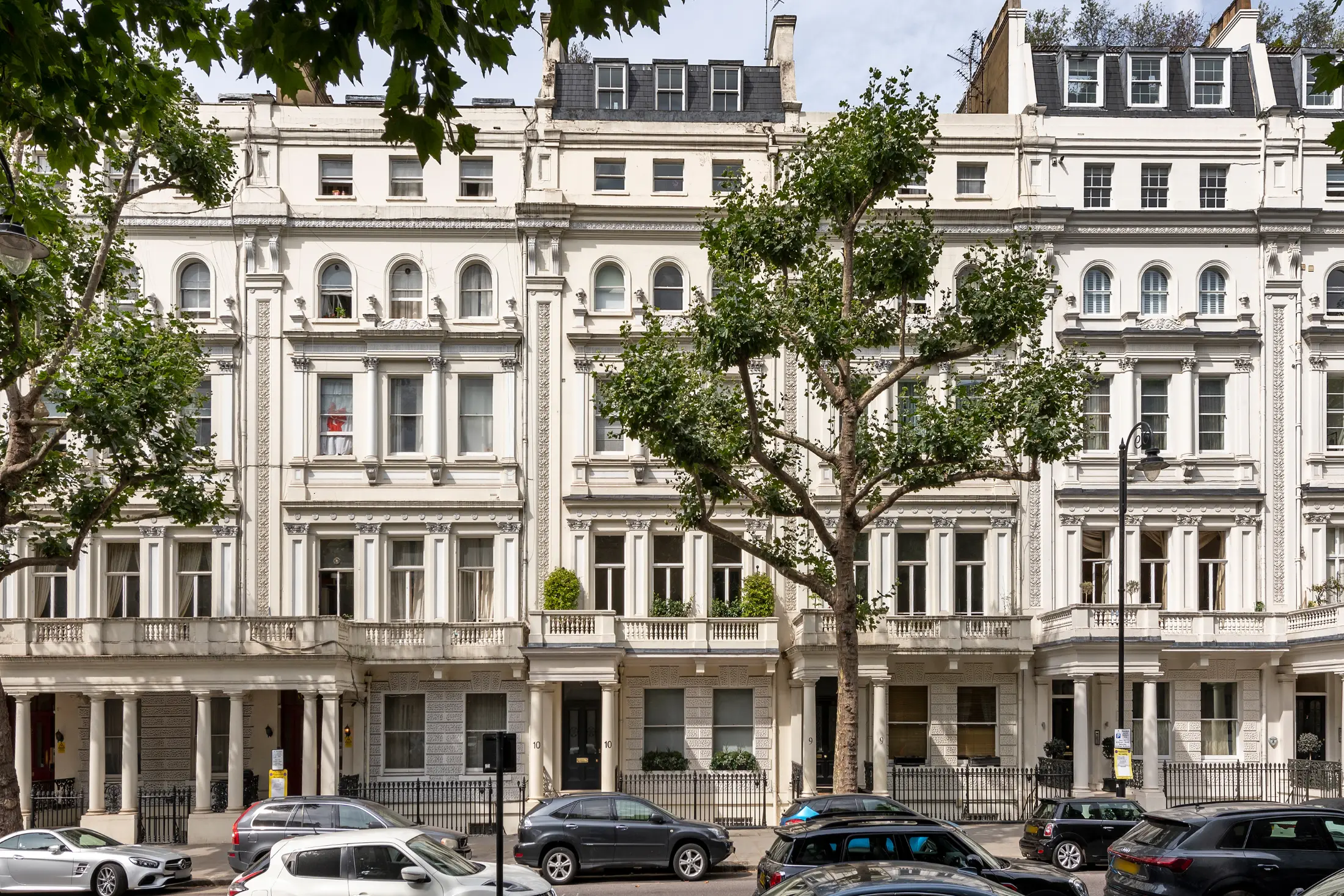 Second angle of the impressive facade of Casa Cribs near Hyde Park.