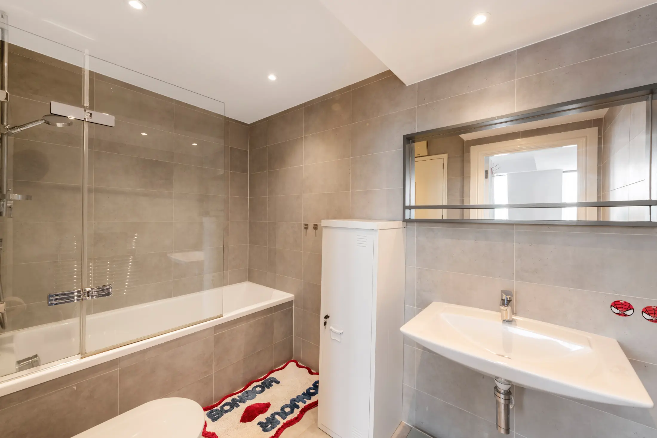 Luxurious marble bathroom at Casa Cribs with a soaking bathtub for spa-like relaxation.