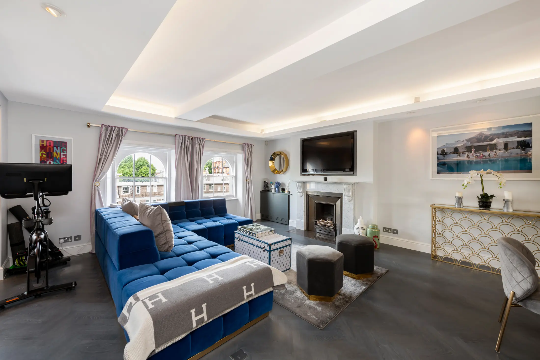 Cozy living space at Casa Cribs perfect for relaxation after a day exploring the city.