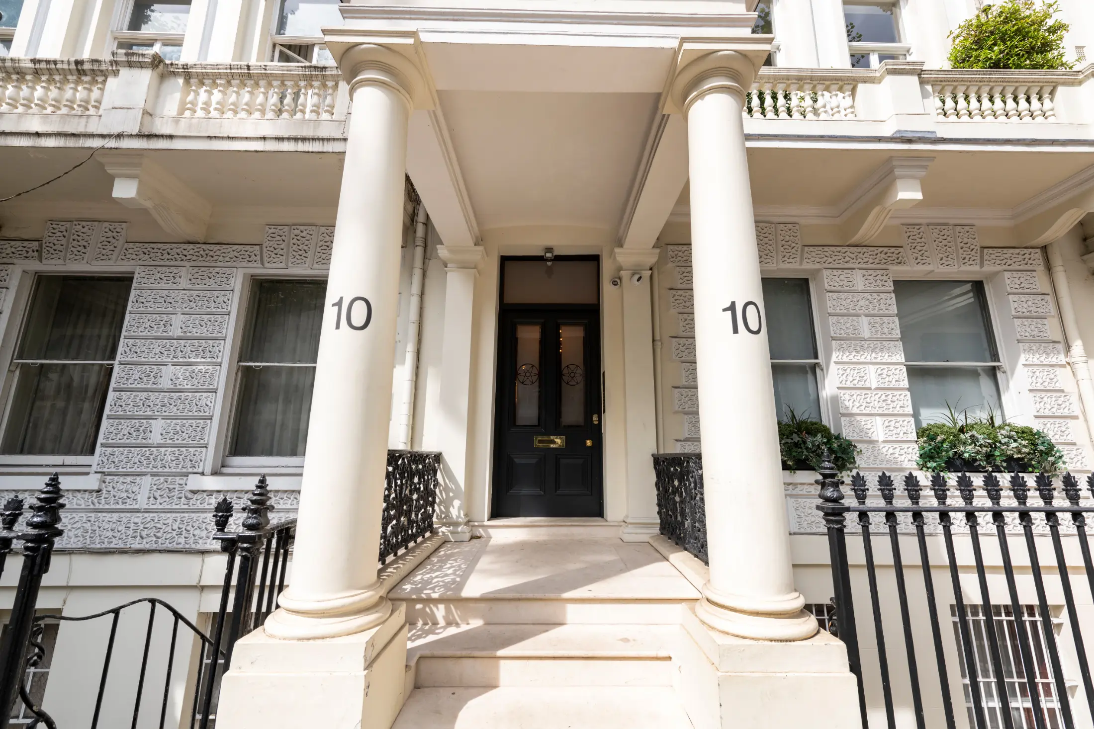 Elegant exterior facade of the Casa Cribs residence in Hyde Park, London.