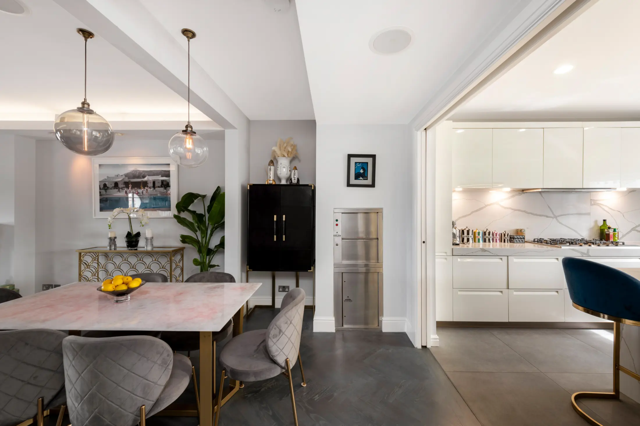 Open-plan kitchen and dining area at Casa Cribs with refined finishes and ample natural light.