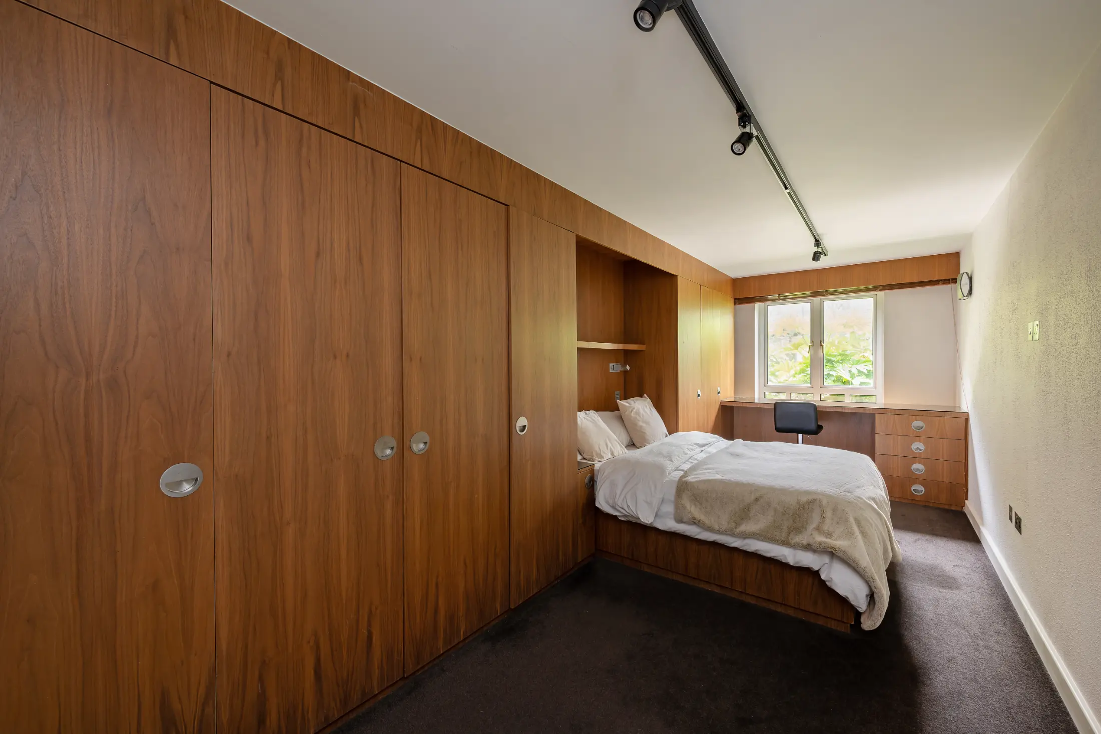 Another view of the cozy bedroom at Casa Cribs featuring plush bedding and serene style.