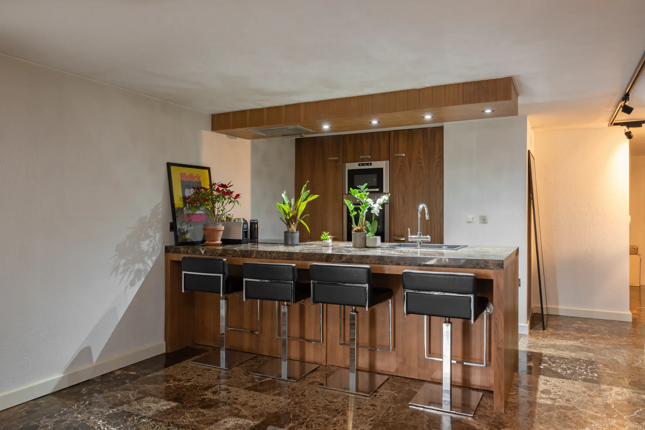 Stylish breakfast bar with high chairs at Casa Cribs, perfect for casual dining.