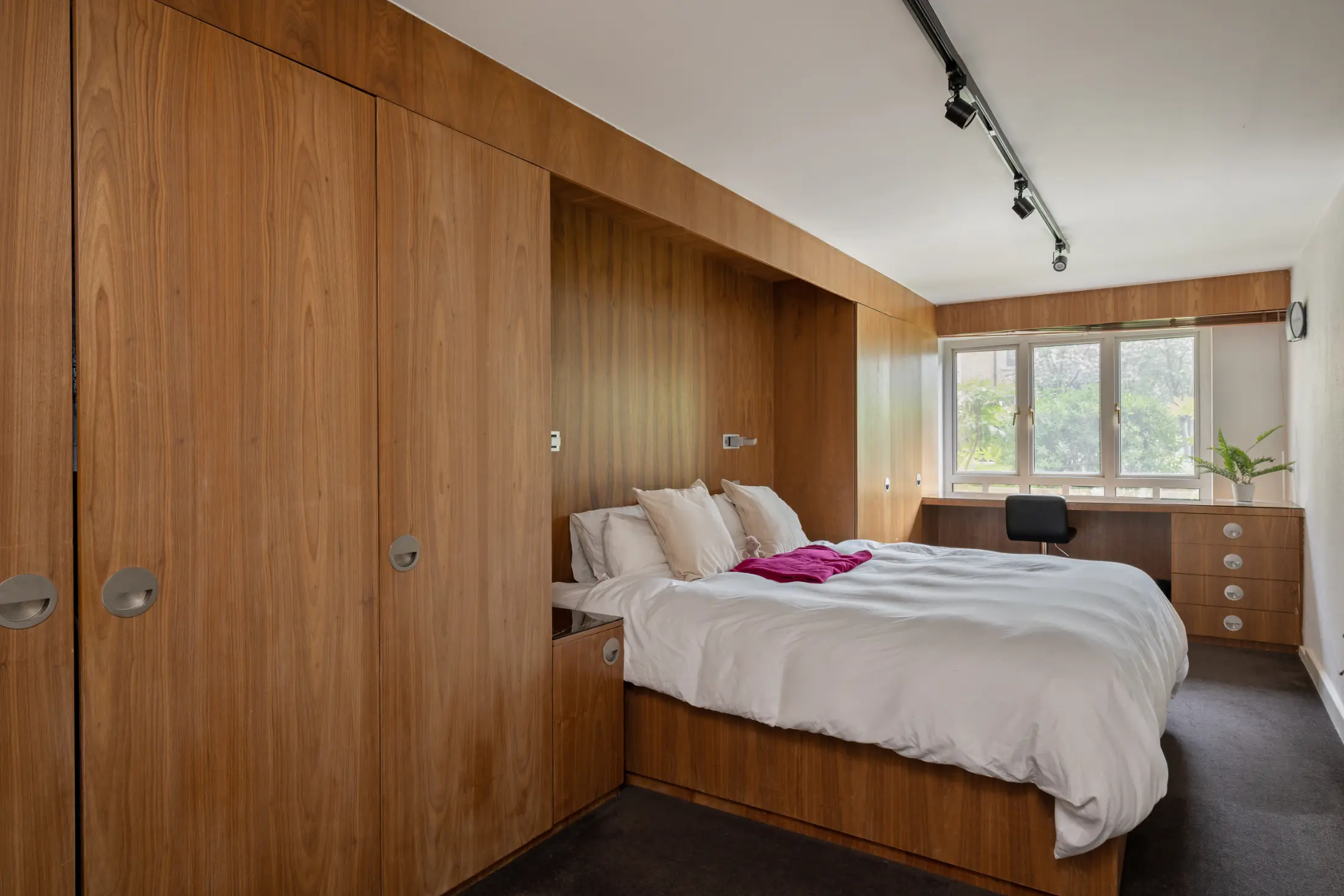 Fifth angle of the comfortable bedroom at Casa Cribs with refined details and warm lighting.
