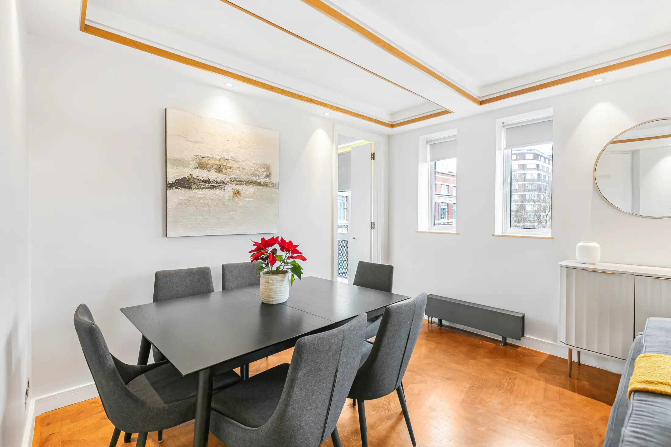 Dining table for six at Casa Cribs perfect for elegant meals and gatherings.