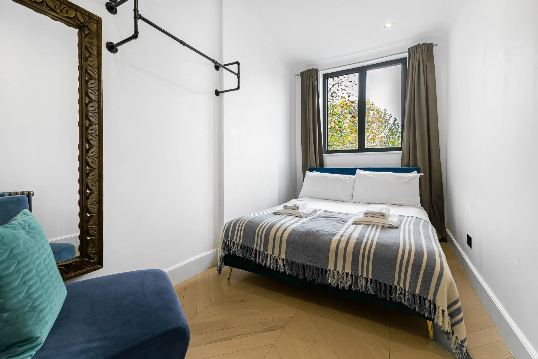 Additional bedroom at Casa Cribs with soft bedding and sophisticated decor for a relaxing stay.