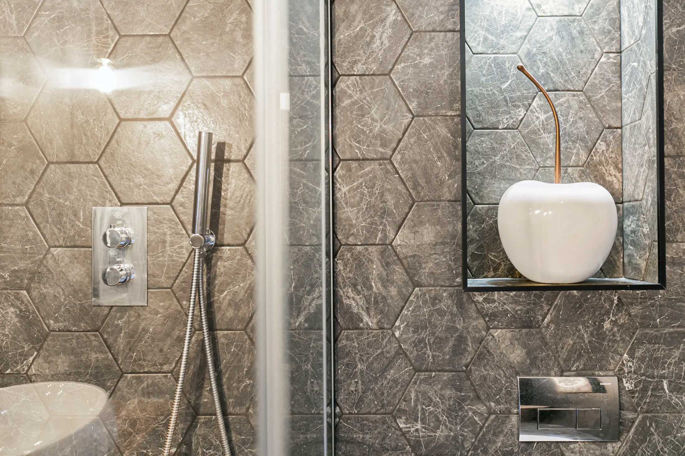 Modern bathroom at Casa Cribs featuring sleek finishes and a spa-like atmosphere.