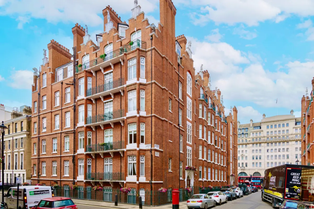 Exterior view of the elegant building housing Casa Cribs on the prestigious Chiltern Street.