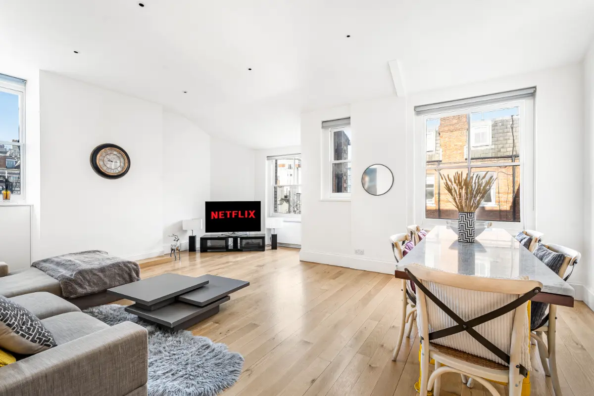 Living room at Casa Cribs with plush seating and a refined atmosphere.