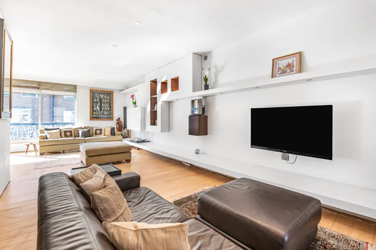 Cozy seating area at Casa Cribs with a smart TV for entertainment and relaxation.