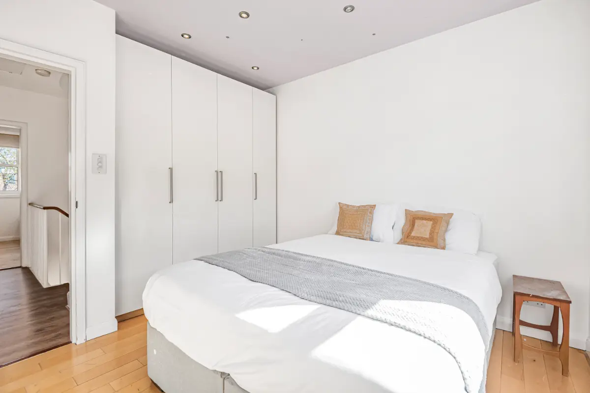 Third bedroom at Casa Cribs designed for comfort and restful nights.