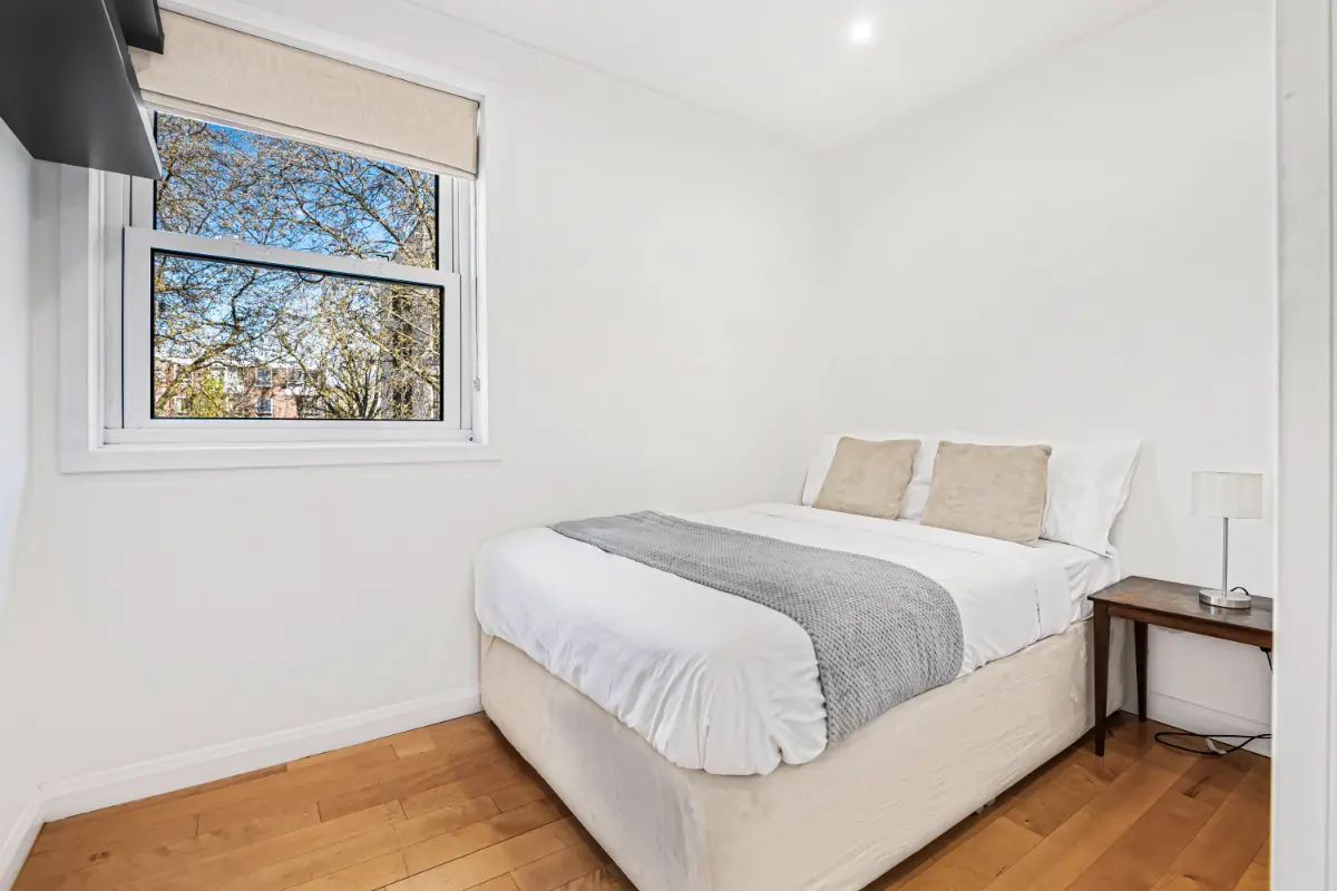 Tranquil bedroom at Casa Cribs with plush bedding and a bright atmosphere.