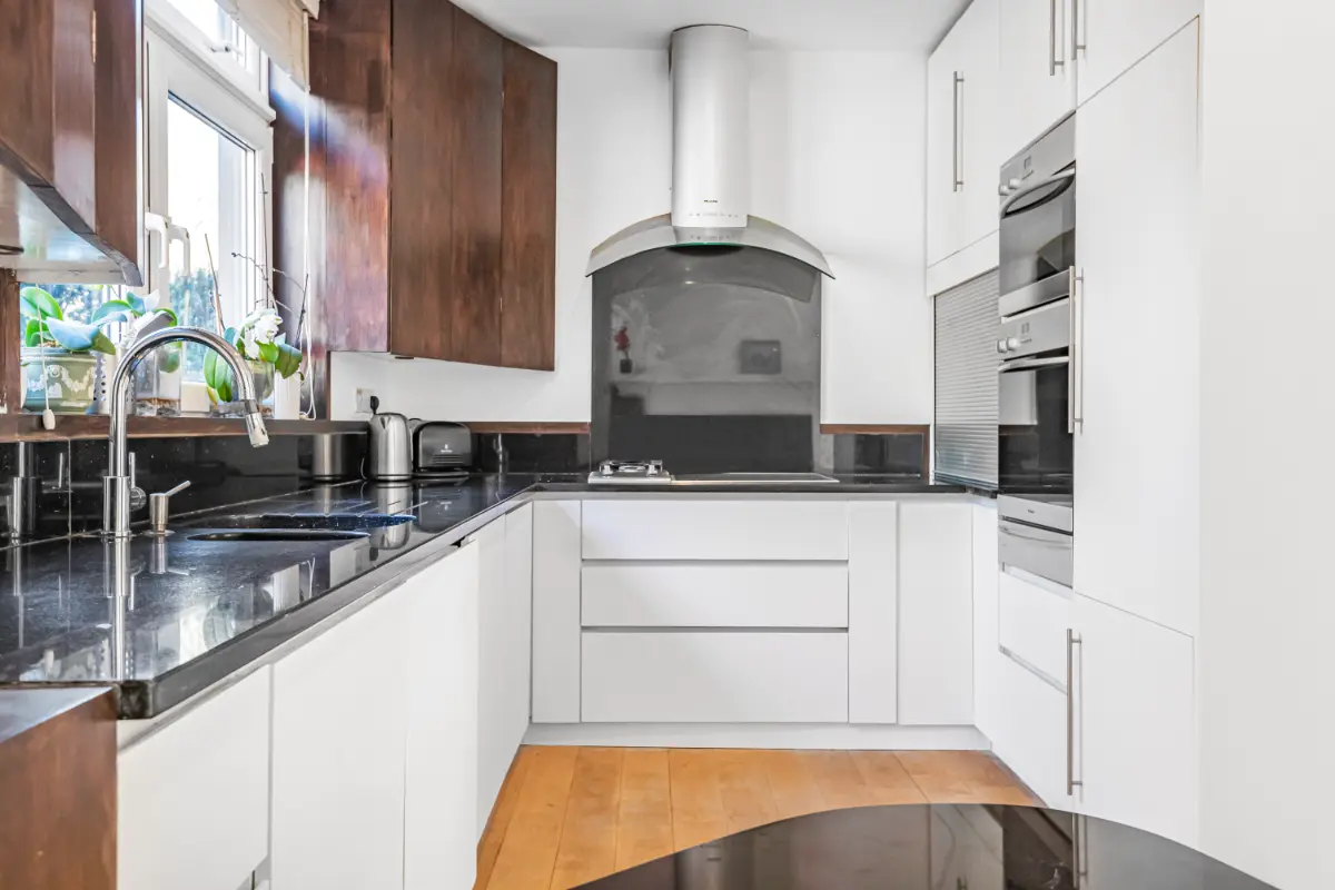 Another view of the fully equipped kitchen at Casa Cribs with ample counter space and high-end appliances.