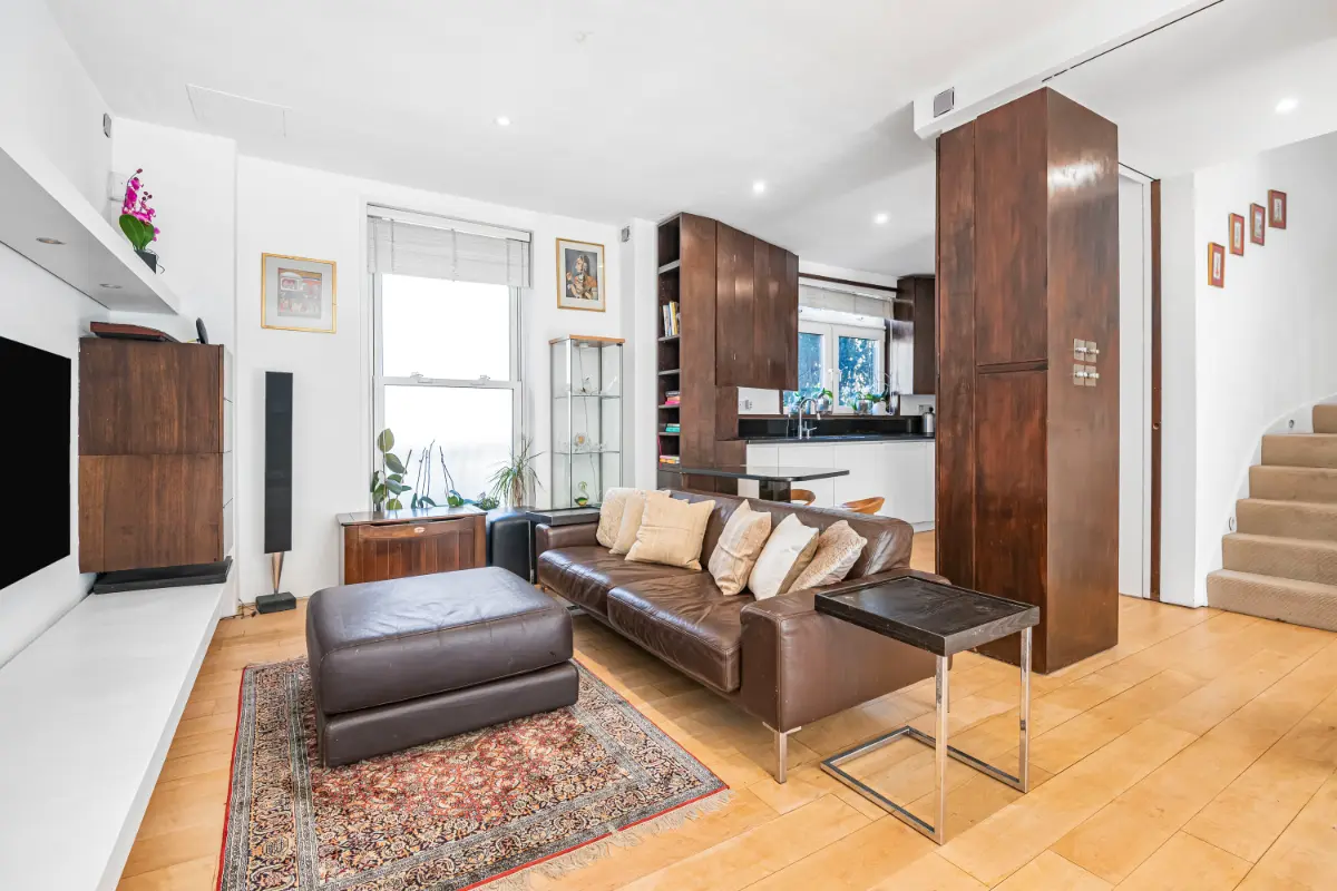 Living area at Casa Cribs featuring a comfortable seating arrangement and modern art.