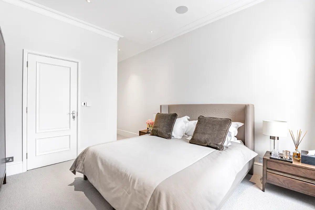 Third bedroom at Casa Cribs with a tranquil atmosphere and spa-style ensuite.