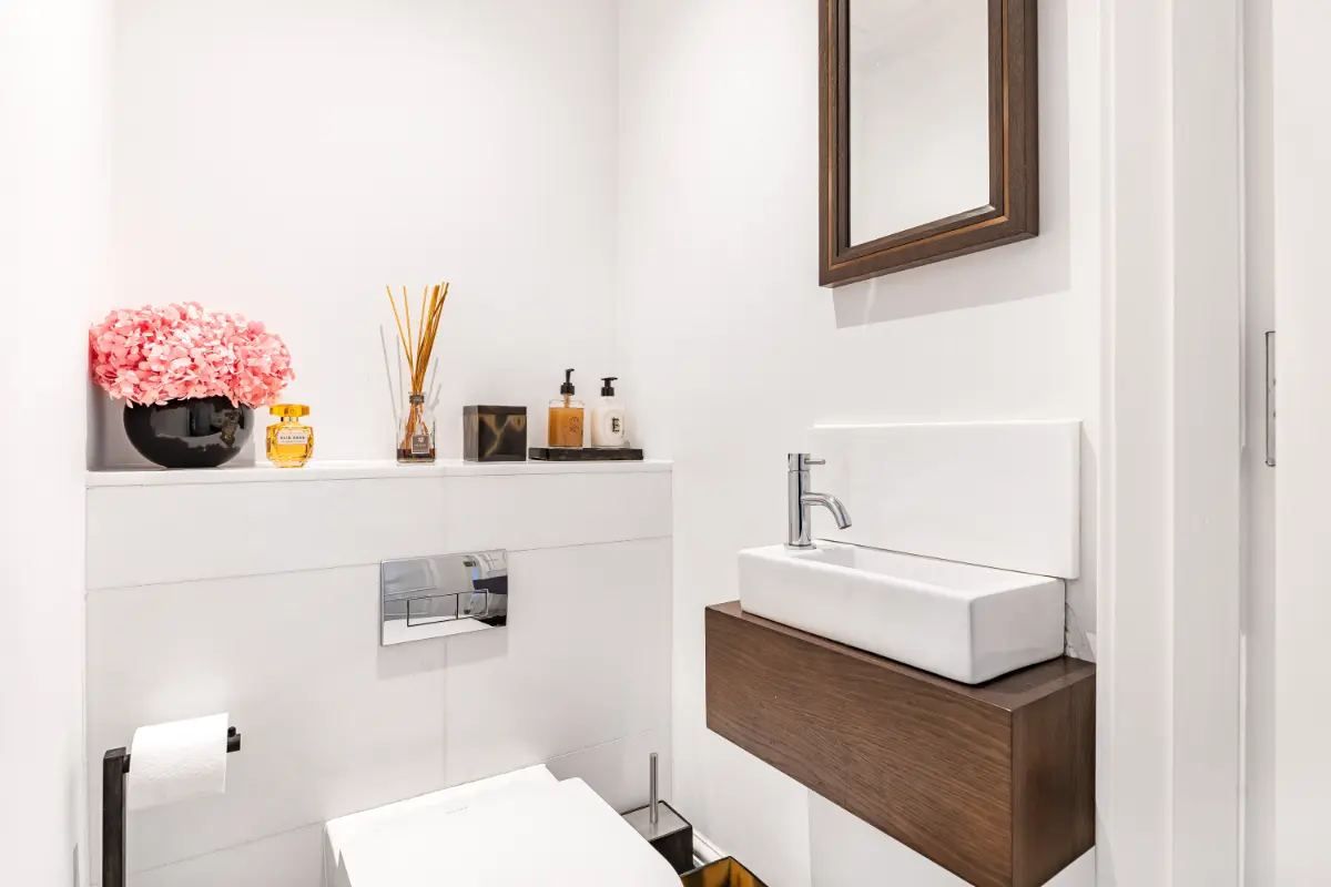 Modern bathroom at Casa Cribs with luxurious finishes and marble accents.