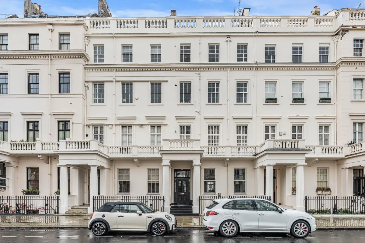 Elegant exterior of the prestigious Eaton Place building housing Casa Cribs.