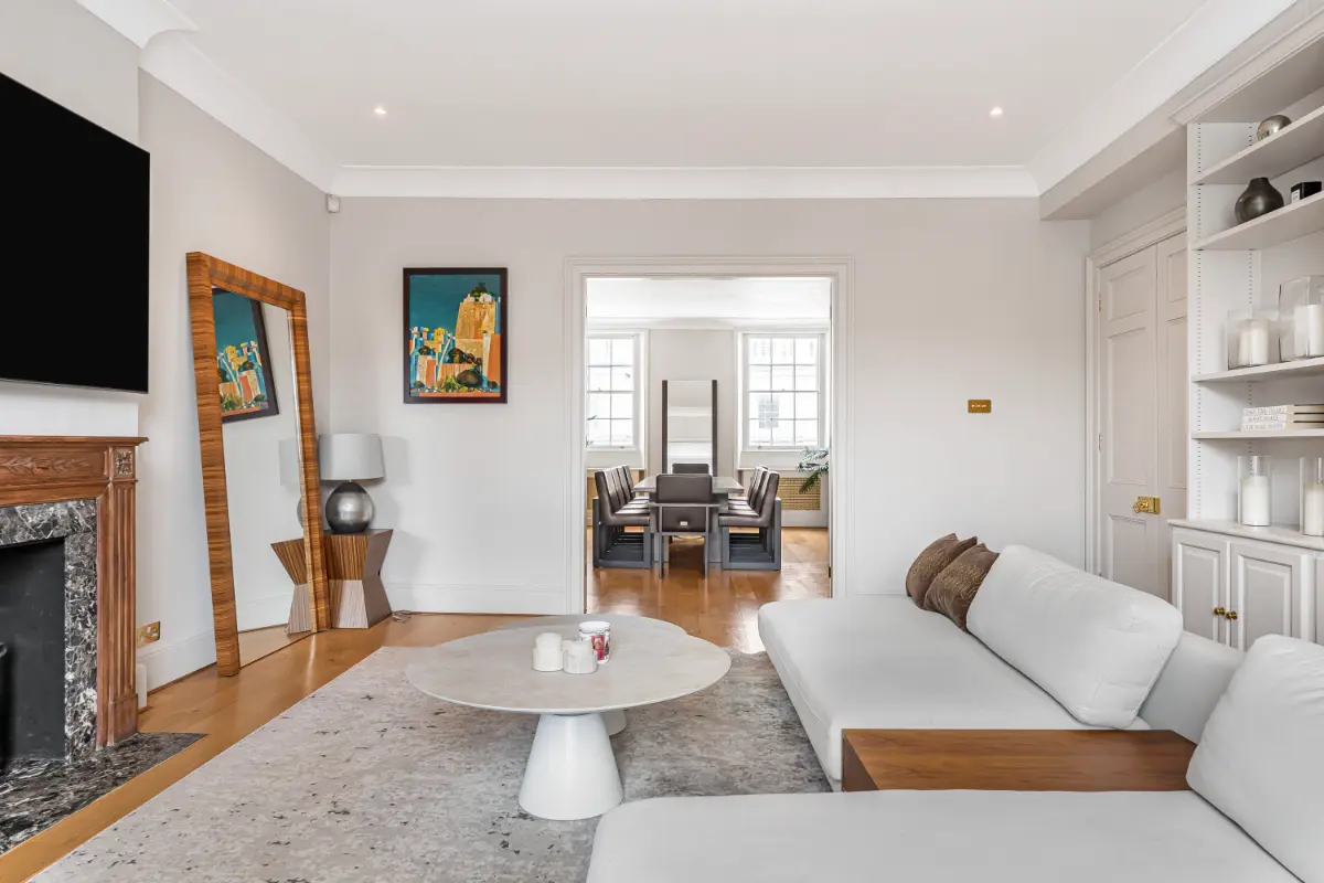 Living room at Casa Cribs featuring contemporary furnishings and classic accents.