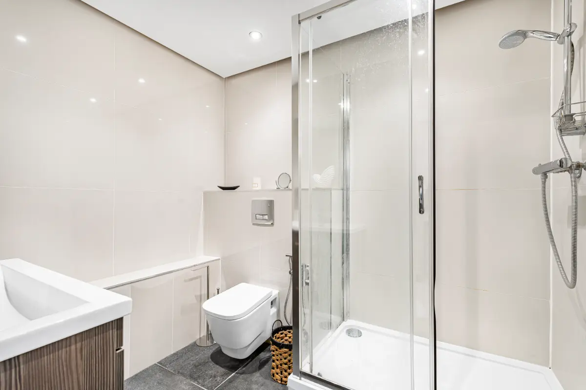 Modern bathroom at Casa Cribs with luxurious spa-like features and fresh towels.