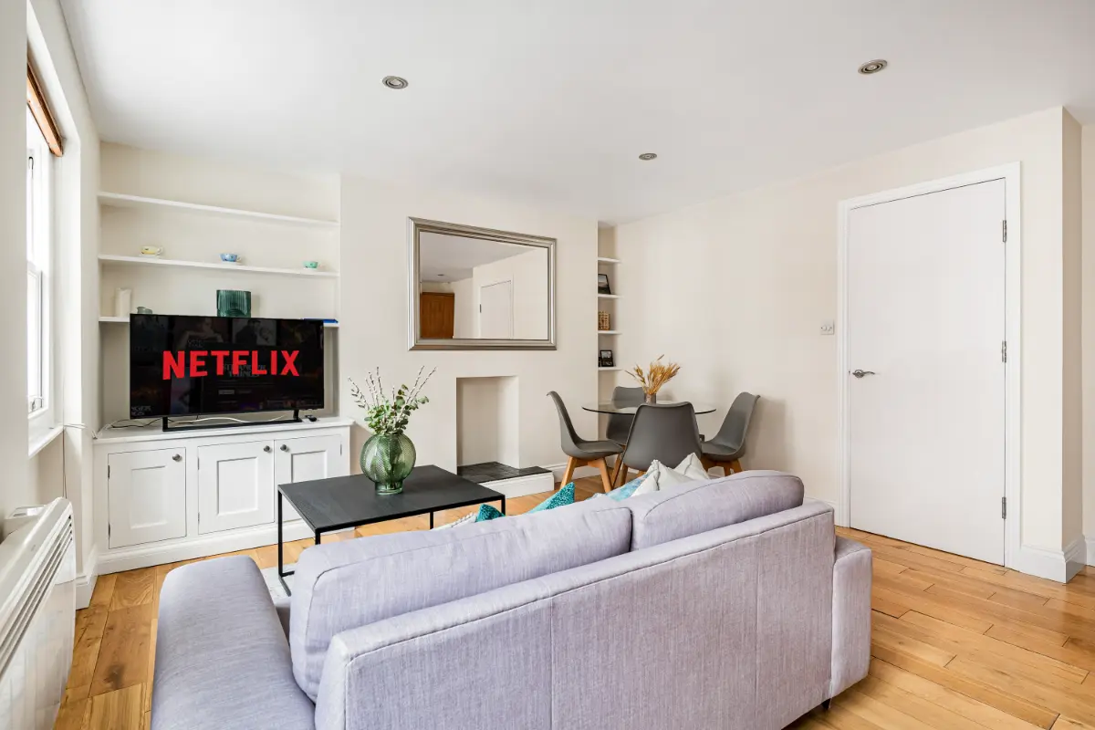 Cozy living space at Casa Cribs with Netflix on the smart TV.