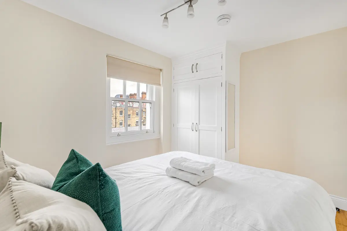 Another view of the cozy bedroom and comfortable bed at Casa Cribs.