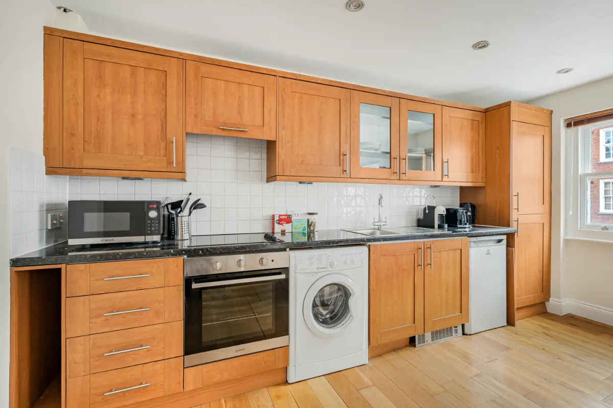 Fully equipped kitchen at Casa Cribs with modern appliances and dining essentials.