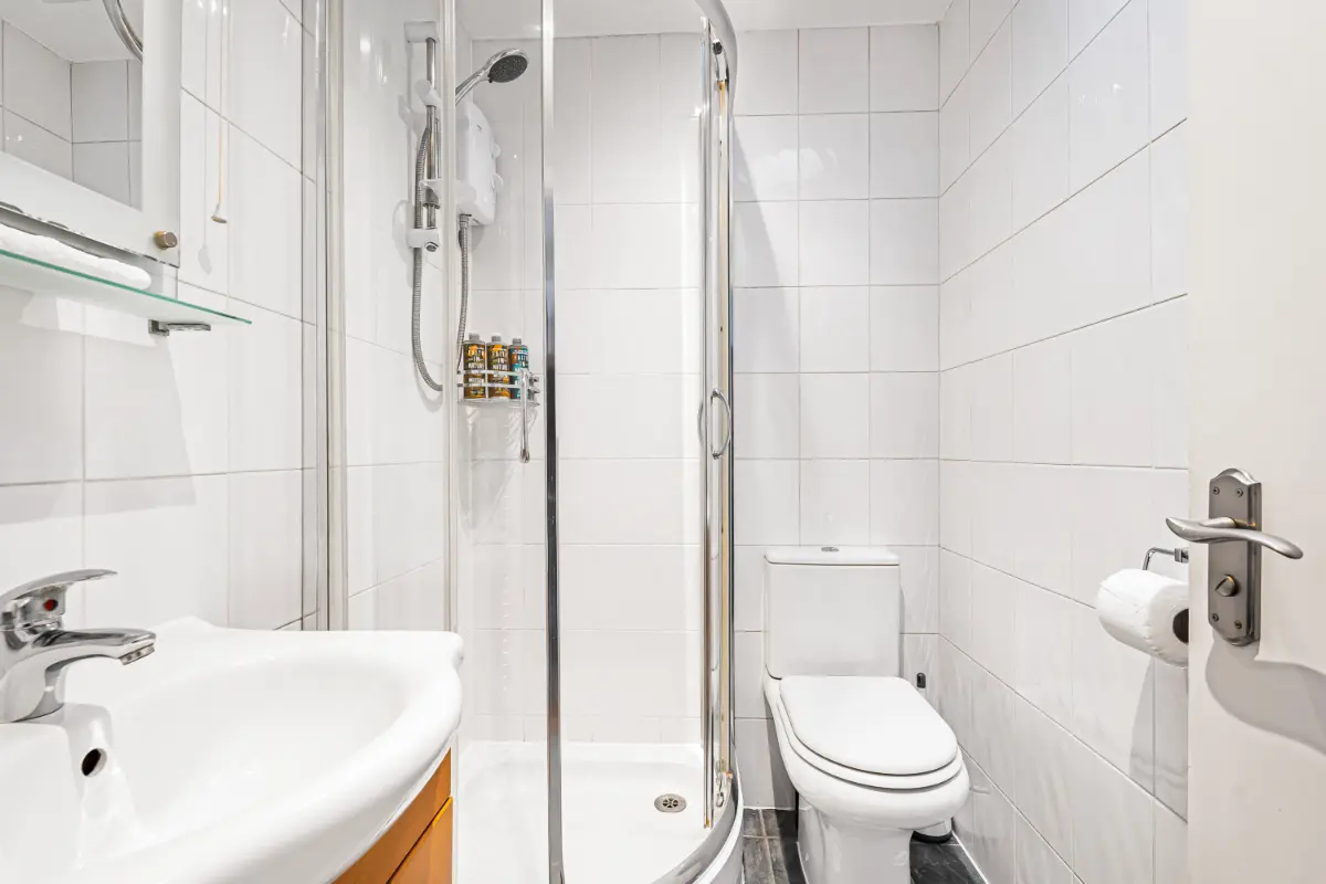 Modern bathroom at Casa Cribs with sleek finishes and amenities.