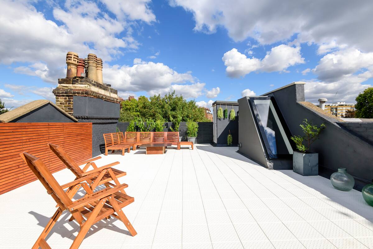 Private rooftop terrace at Casa Cribs with chic outdoor furniture and stunning city views.