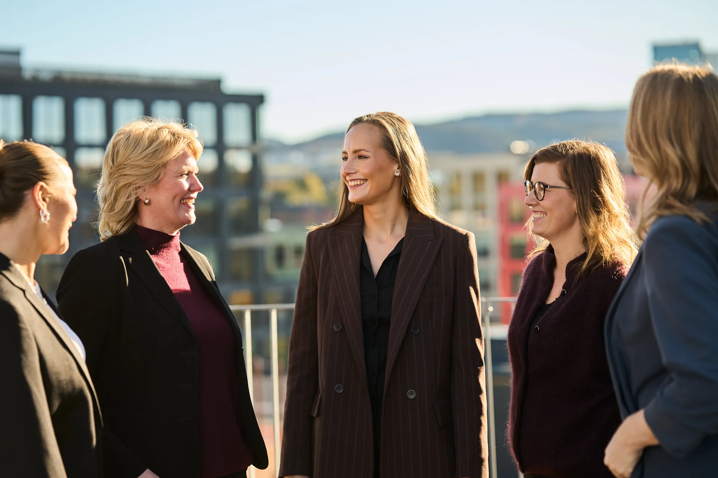 To rådgivere fra Fair Advisory i samtale i lyse kontorlokaler