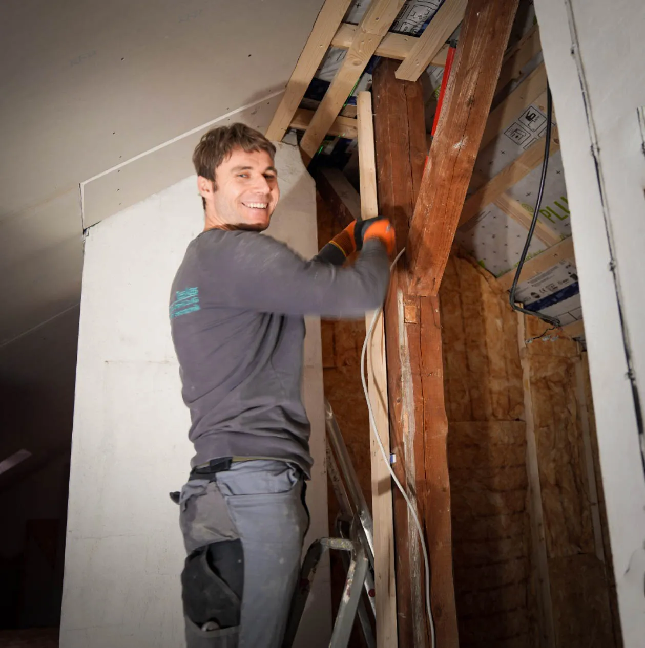 Handwerker führt Elektroinstallationsarbeiten im Innenausbau eines Hauses durch.