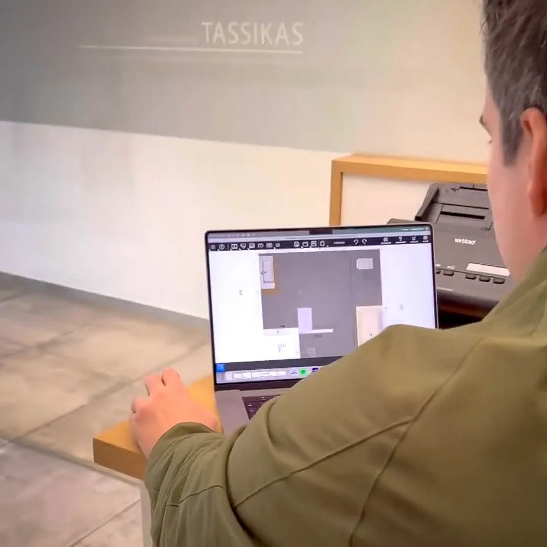 Mitarbeiter von Tassikas Haustechnik erstellt eine digitale Badplanung am Laptop im Büro in Gütersloh