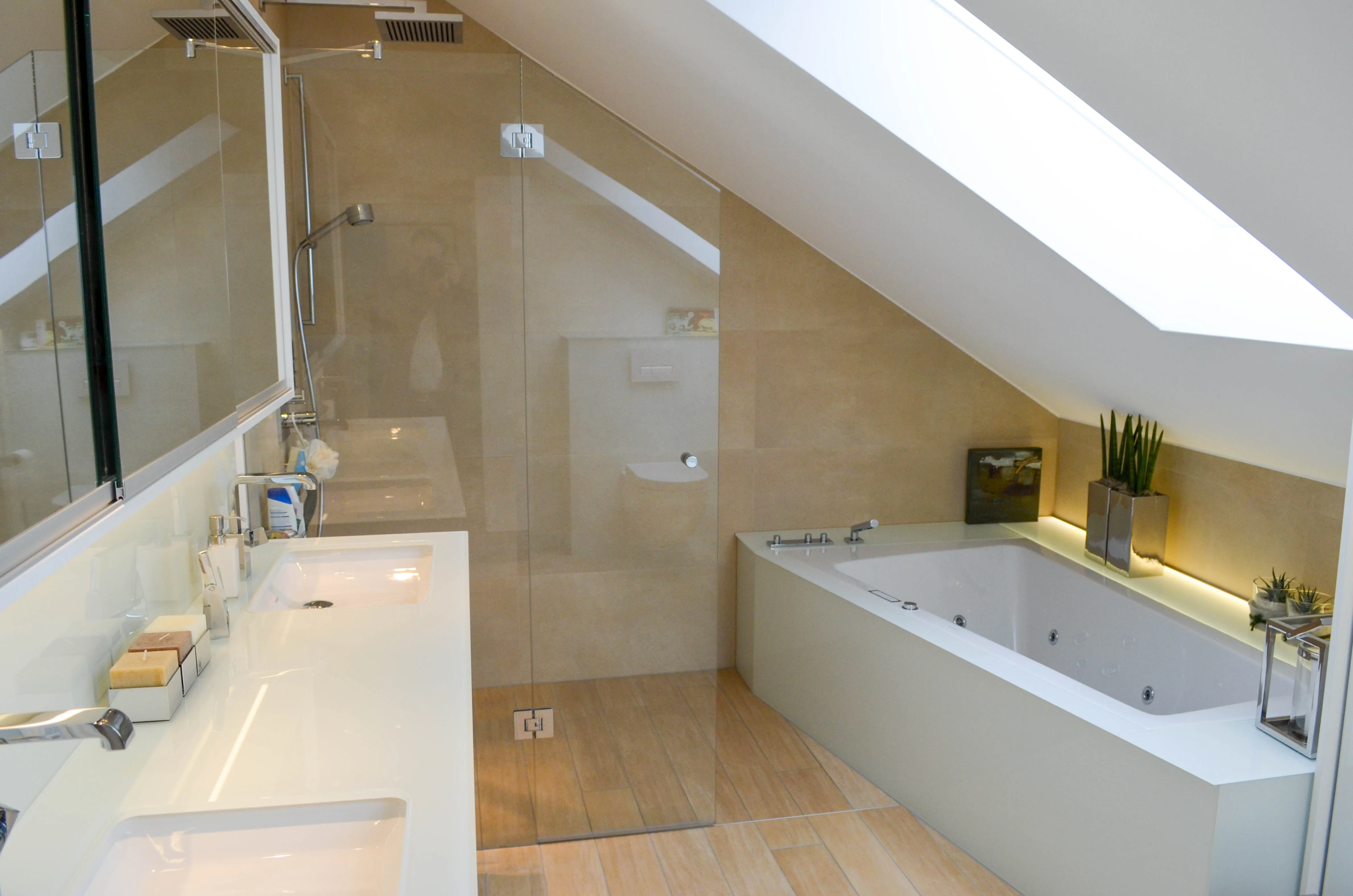 Ein modernes, saniertes in einer Dachschräge