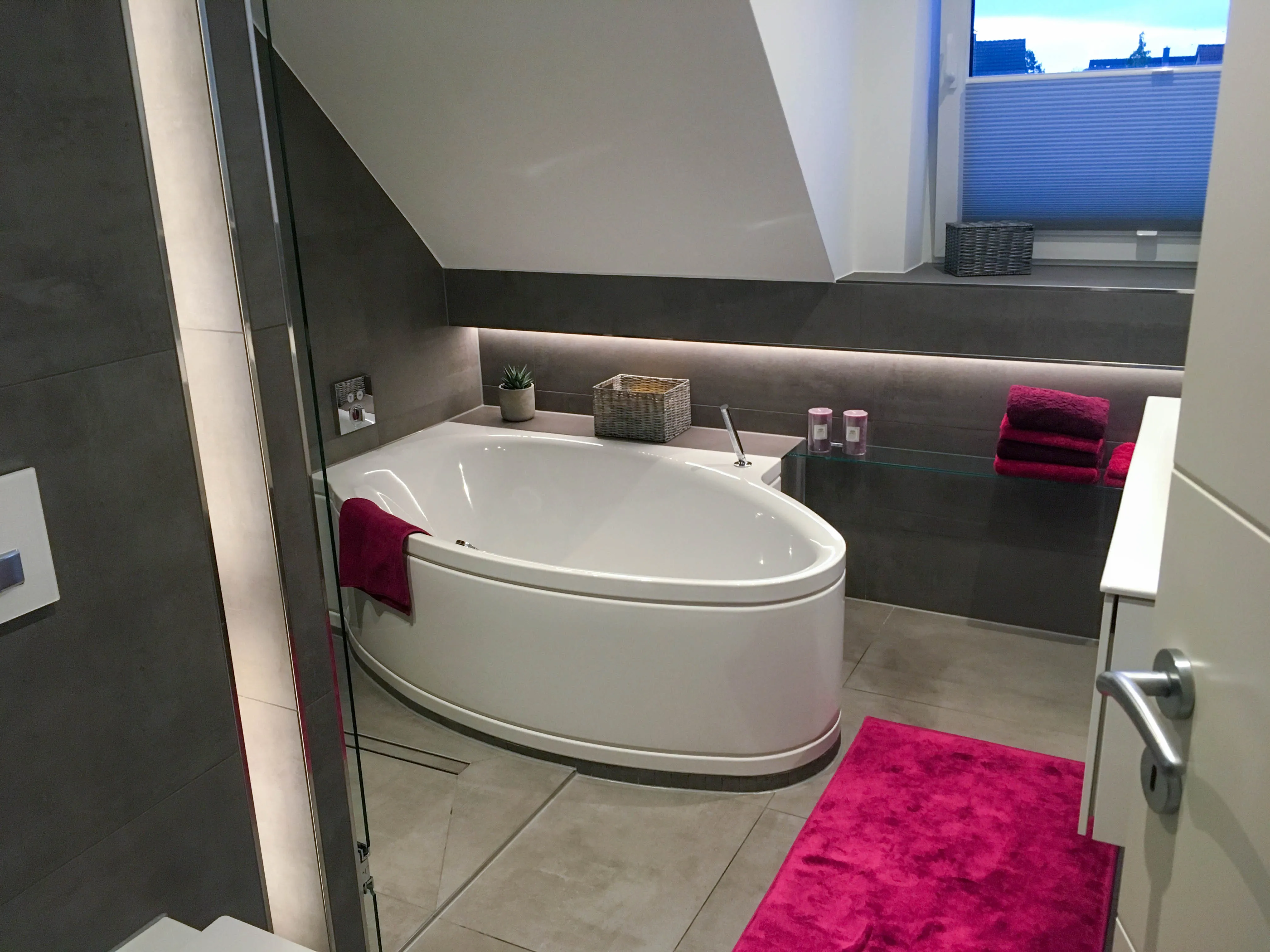 Ein modernes, renoviertes Badezimmer mit einer großen, teils freistehenden Badewanne