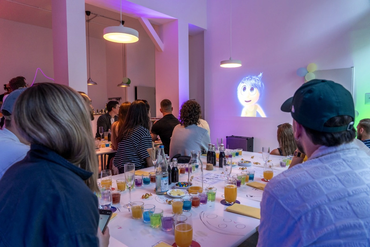 cinema gusto – Kinoabend mit Menü und DJ in Wuppertal. Gäste genießen Film, Essen und Drinks beim multisensorischen Erlebnis.