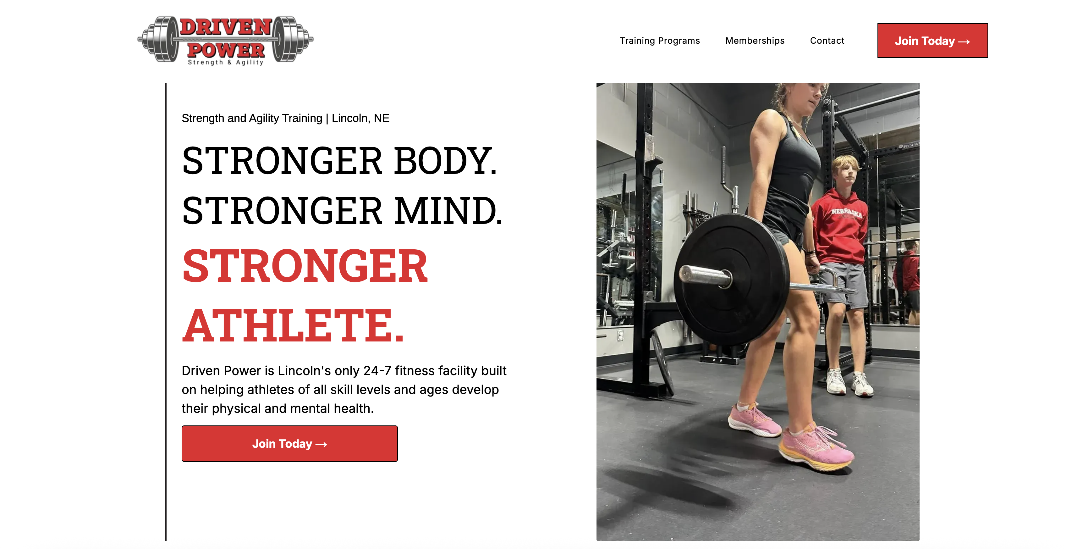 A woman lifting weights in a gym.