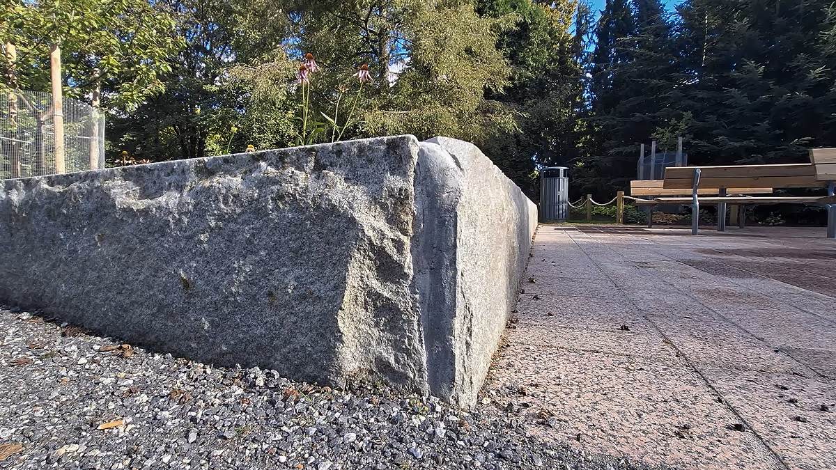 työntekijät asentavat laattoja pihatielle