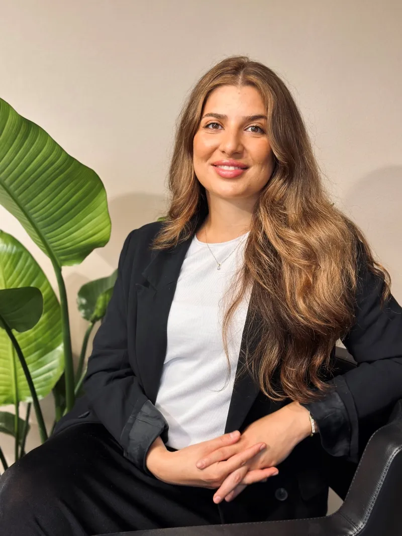 Porträttbild på Lina Khatib, frisör på salong Marosi i Halmstad.