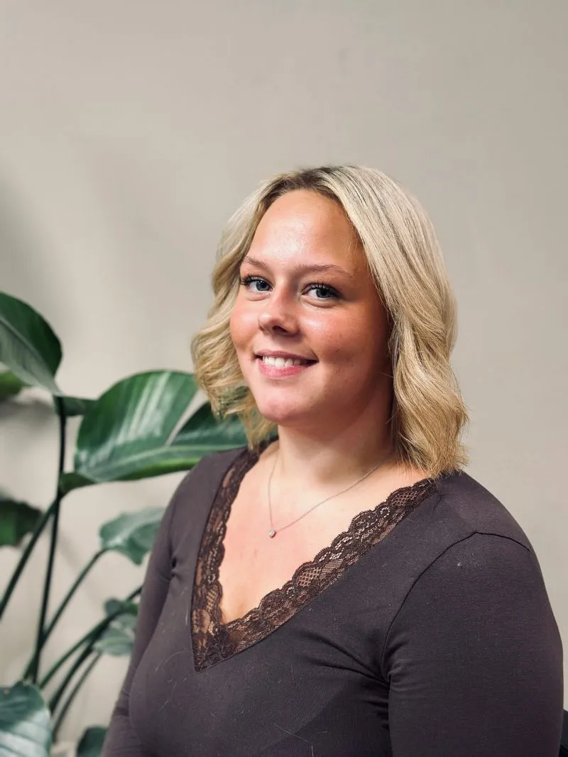 Porträttbild på Tindra Thell, frisör på salong Marosi i Halmstad.