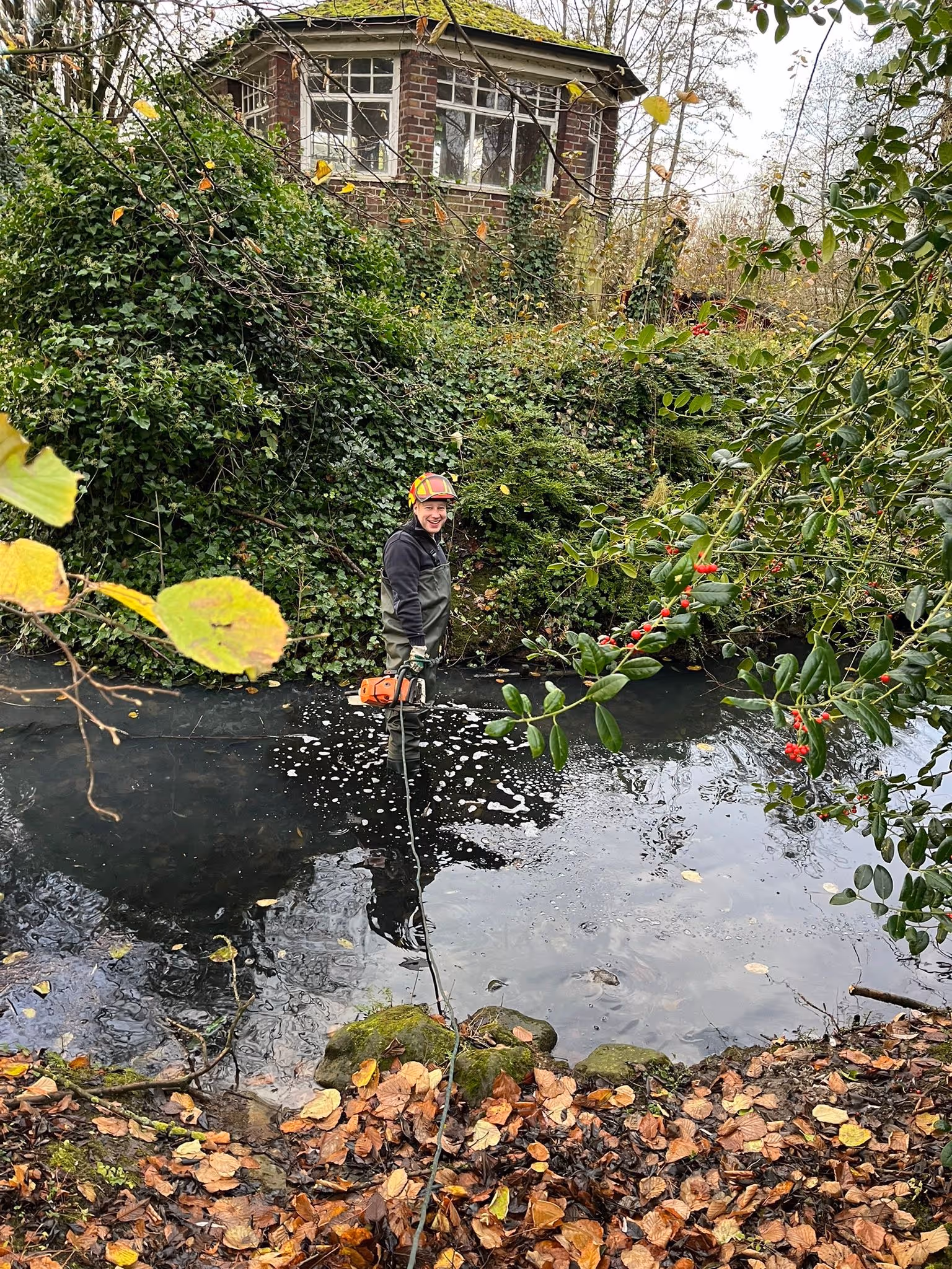 Christian Straßmann bei der Arbeit in einem Fluss